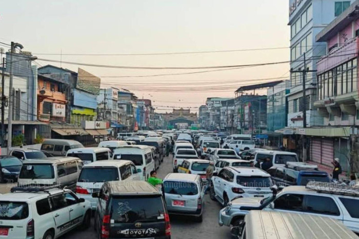 Myanmar residents rush to refuel in Thai border town