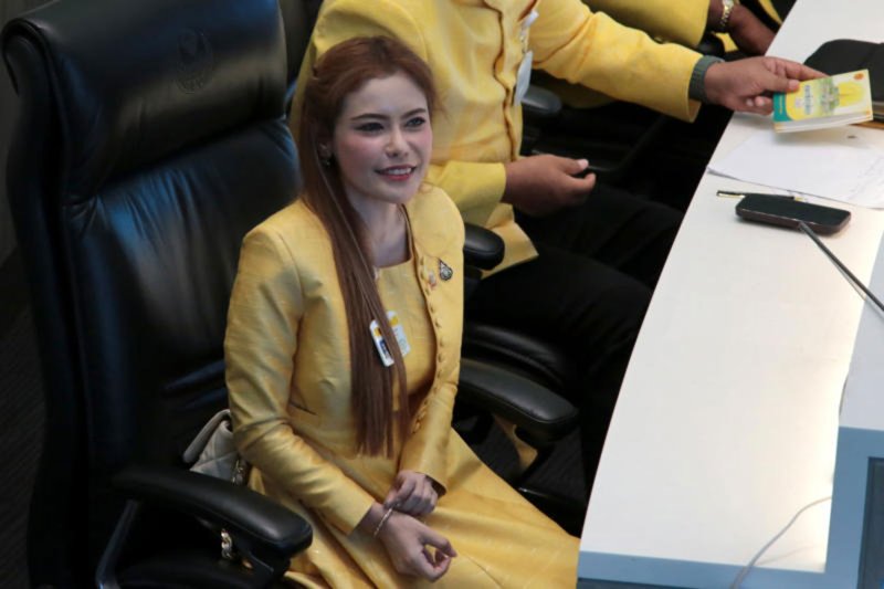 Dr Keskamol Pleansamai casts her vote for the Senate president at the first sitting of the newly elected upper house on July 23, 2024. (Photo: Chanat Katanyu)