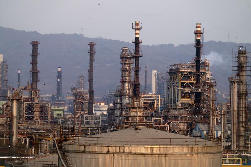 A Bharat Petroleum Corp oil refinery in Mumbai, India, on Tuesday. (Photo: Bloomberg)