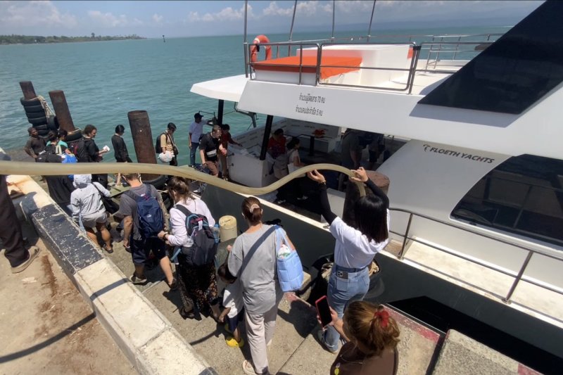 Passengers prepare to board a yacht on an island in the eastern province of Trat. (Photo: Jakkrit Waewkraihong)