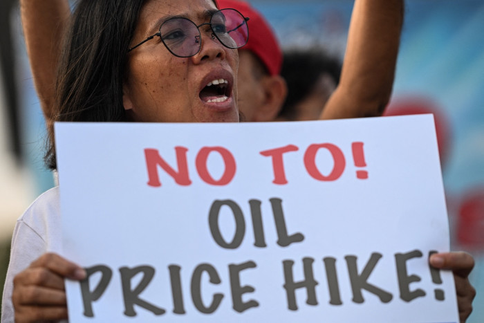 Philippines shortens work week to save energy