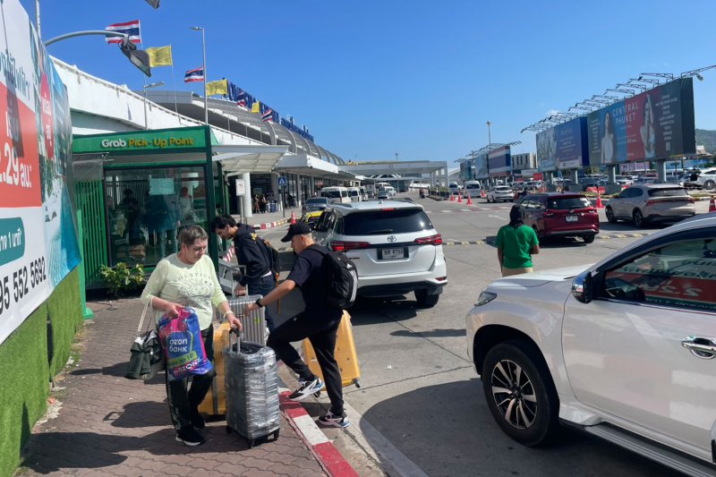 Phuket Airport says signs banning drivers from waiting or using ride apps at the terminal target unlicensed operators, not approved operators. (Photo: Achadtaya Cheunniran)