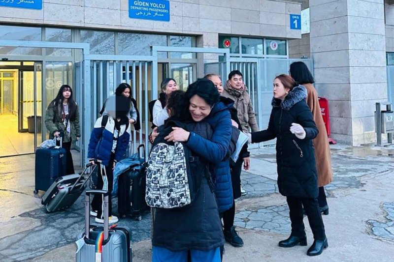 Thai consular affairs officials receive Thai evacuees arriving in Turkey from Iran at the Kapikoy border checkpoint on Saturday evening. (Photo: Ministry of Foreign Affairs)