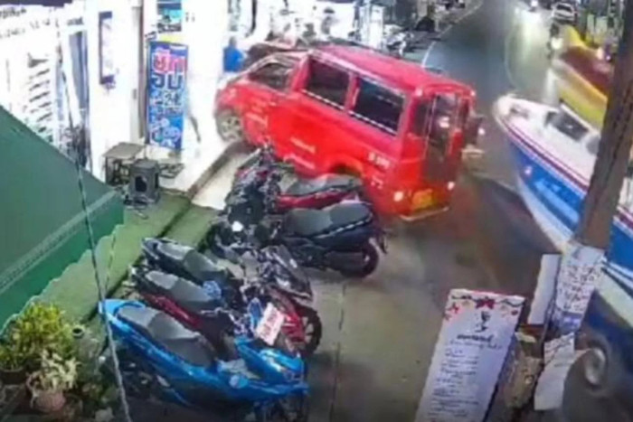 Towed speedboat hits tuk-tuk into massage parlour