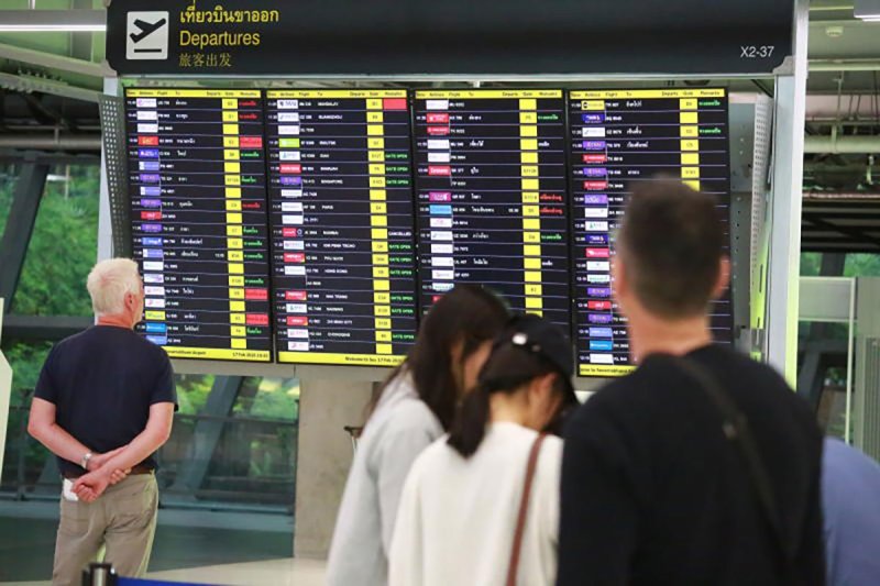 Outbound travellers check flight information at Suvarnabhumi airport in Samut Prakan province. CAAT reports that Middle East flights are gradually resuming, with some routes restored after airspace restrictions eased. (Bangkok Post file photo)