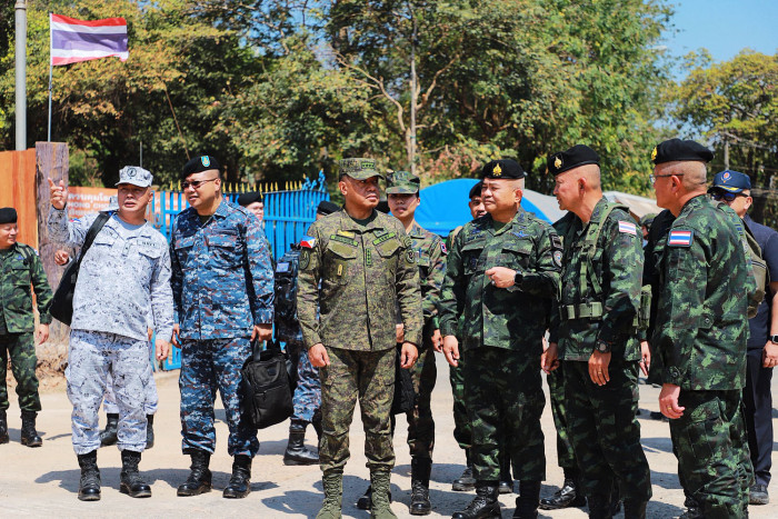 Foreign media inspect Surin border