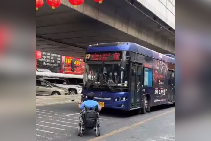 Wheelchair user blocks bus in Bangkok to demand right to ride