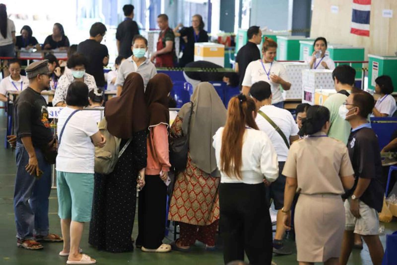 People turn out to vote at a polling station in Ban Bang Kapi School, in Bangkok’s Bang Kapi district, on Feb 8. Varuth Hirunyatheb