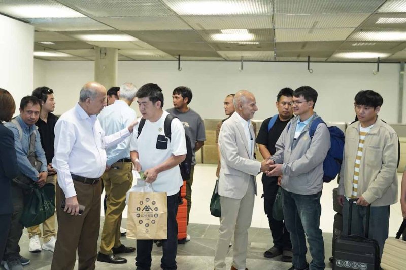 Executives of Precious Shipping Plc welcome the Thai crew members at Suvarnabhumi airport on Monday morning. (Photo supplied)