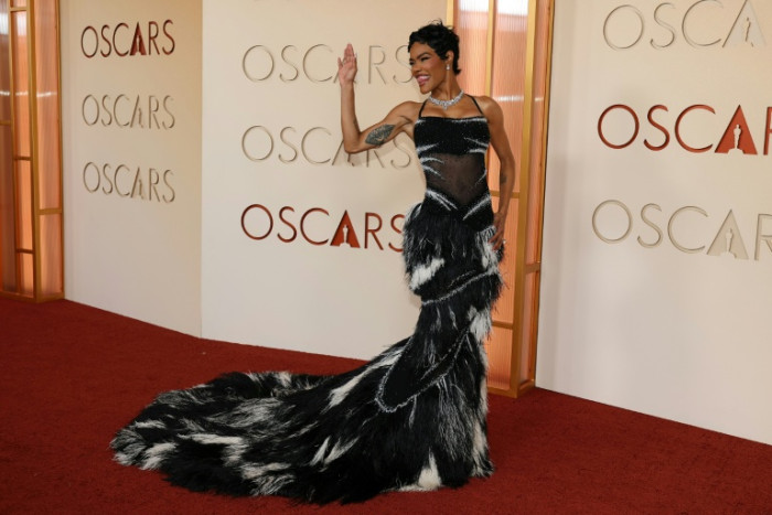 Stars bring glamour to Oscars red carpet