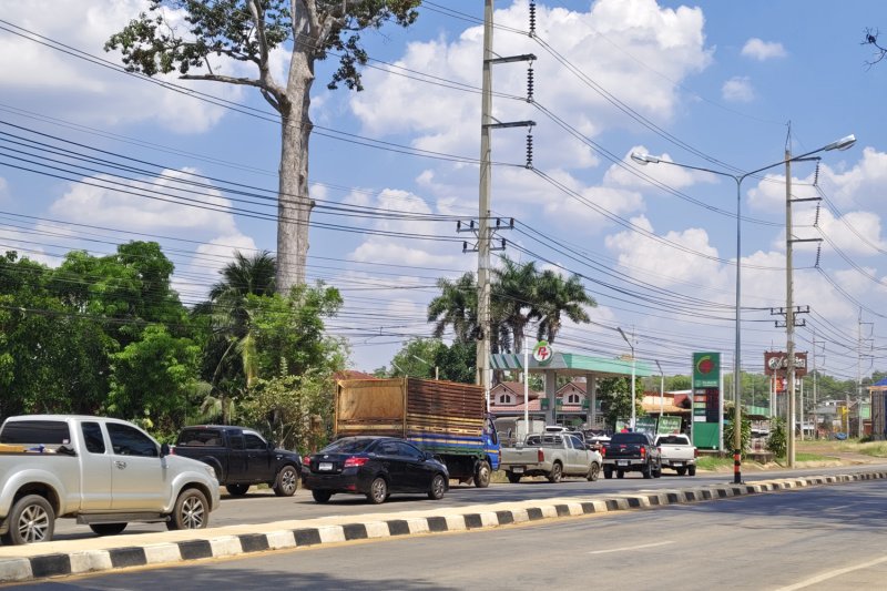 Vehicles form a long line waiting to top up at a PT gas station in Khon Buri district in Nakhon Ratchasima province. Some outlets were limiting purchases to 300 baht (Photo: Prasit Tangprasert)