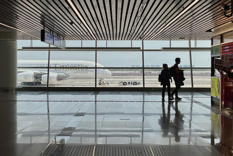 Tourists arrive at Suvarnabhumi airport. A large number of travellers from long-haul destinations have been affected by the limited operations of Middle Eastern airlines. (Photo: Narumon Kasemsuk)