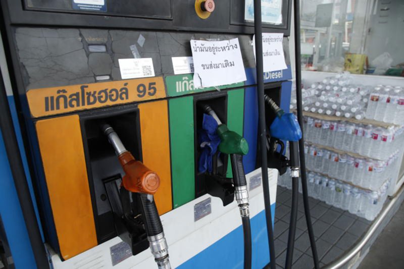 A sign at a petrol station in Nonthaburi on Wednesday says, “Fuel is currently being transported for replenishment.” Many stations across the country are short of some types of fuel as authorities and oil companies try to resolve distribution bottlenecks. (Photo: Pattarapong Chatpattarasill)