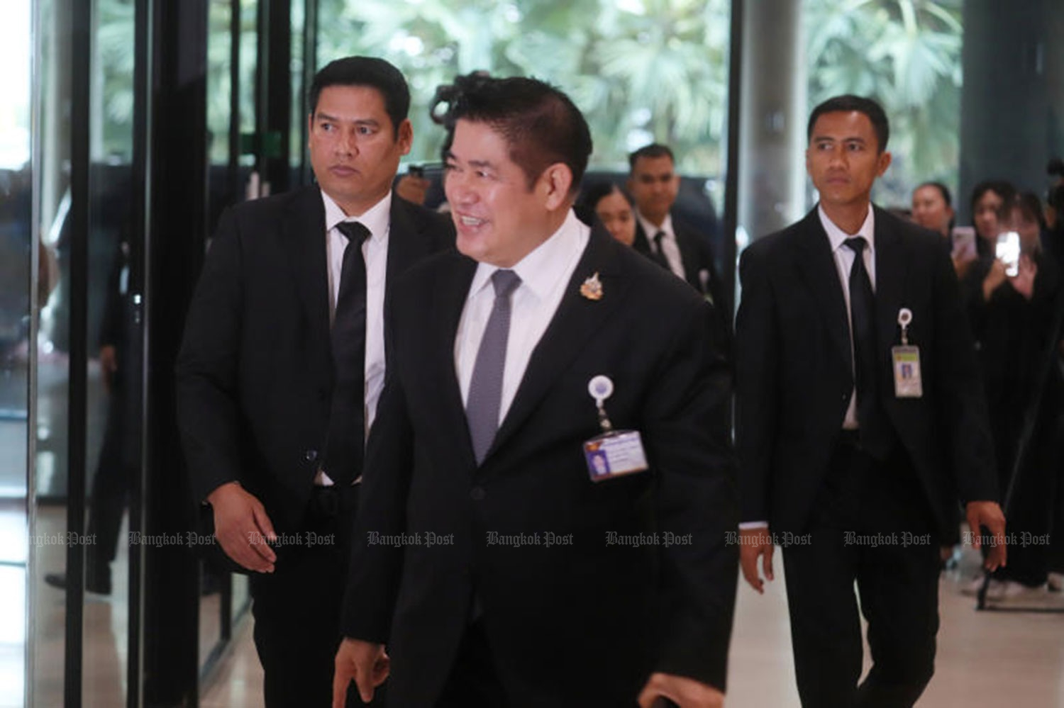 Klatham Party chief adviser Thammanat Prompow arrives for the vote. (Photo: Pornprom Satrabhaya)