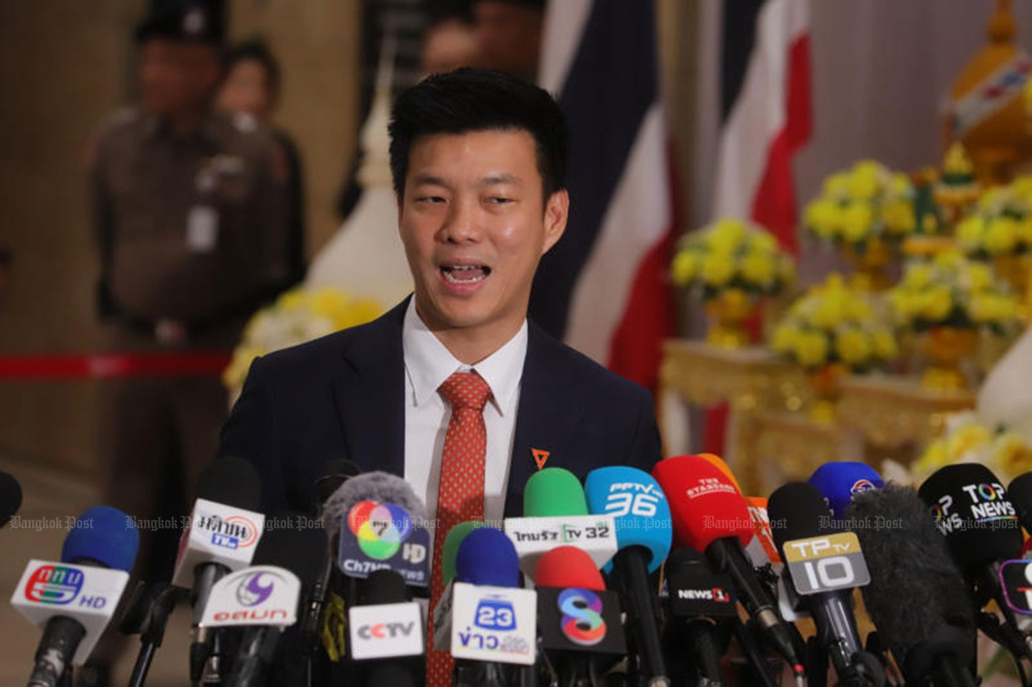 People&rsquo;s Party leader ​Natthaphong Ruengpanyawut speaks with reporters before entering the chamber for the vote. (Photo: Pornprom Satrabhaya)