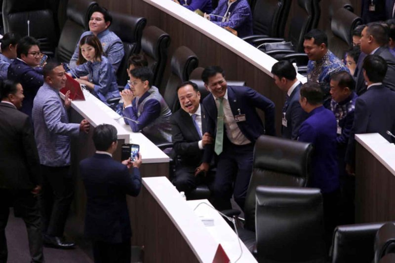Members of parliament congratulate Anutin Charnvirakul, centre, on his election to become Thailand’s 32nd Prime Minister on Sept 5 last year. (Photo: Chanat Katanyu)