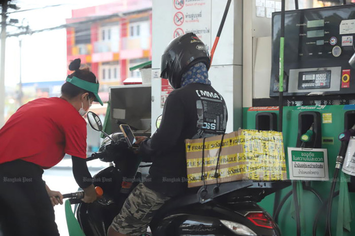 Poll: Doubts over oil reserves, Songkran travel at risk