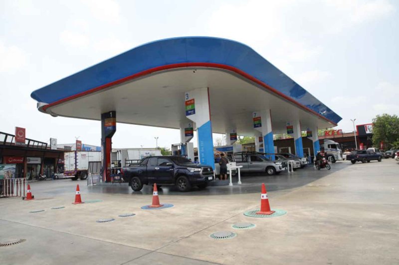Motorists queue to refuel at a petrol station in Kanchanaburi province on Wednesday, the eve of the sharp price rise. (Photo: Piyarach Chongcharoen)