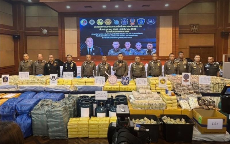 National police chief Pol Gen Kittharath Punpetch and senior officers present drugs seized during a six‑month nationwide crackdown that netted nearly 700 million speed pills and billions of baht in assets. (Photo: Royal Thai Police)