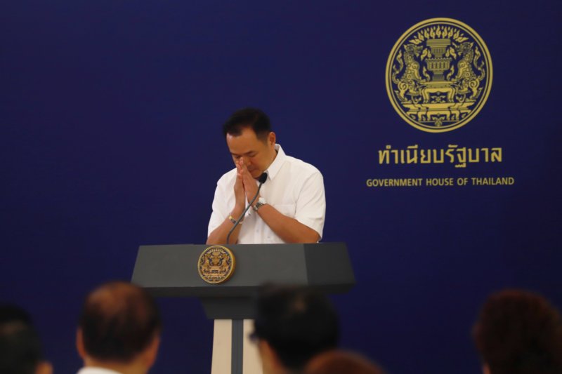 Prime Minister Anutin Charnvirakul offers a wai in apology during a press conference at Government House in Bangkok on Saturday, addressing public concerns over the fuel crisis. (Photo: Apichart Jinakul)
