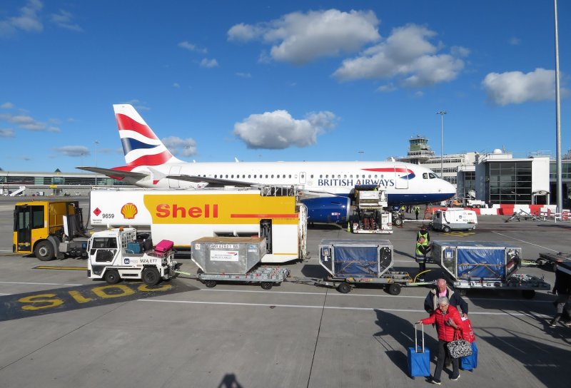Passengers walk across the tarmac near a British Airways jet being refuelled at Dublin Airport. (Photo: Gareth James via Wikimedia Commons)