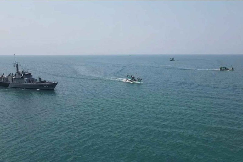 HTMS Thepha keeps a close watch on the activities of foreign fishing boats in the Gulf of Thailand, in February. (Photo: Royal Thai Navy)