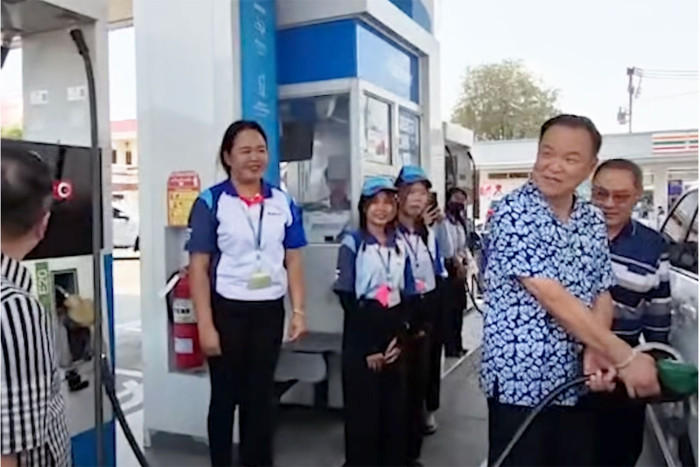 PM makes surprise visit to Isan petrol station