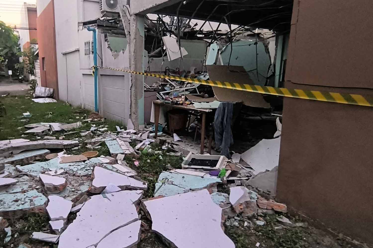 Bangkok Post - Cooking gas explosion damages estate townhouses