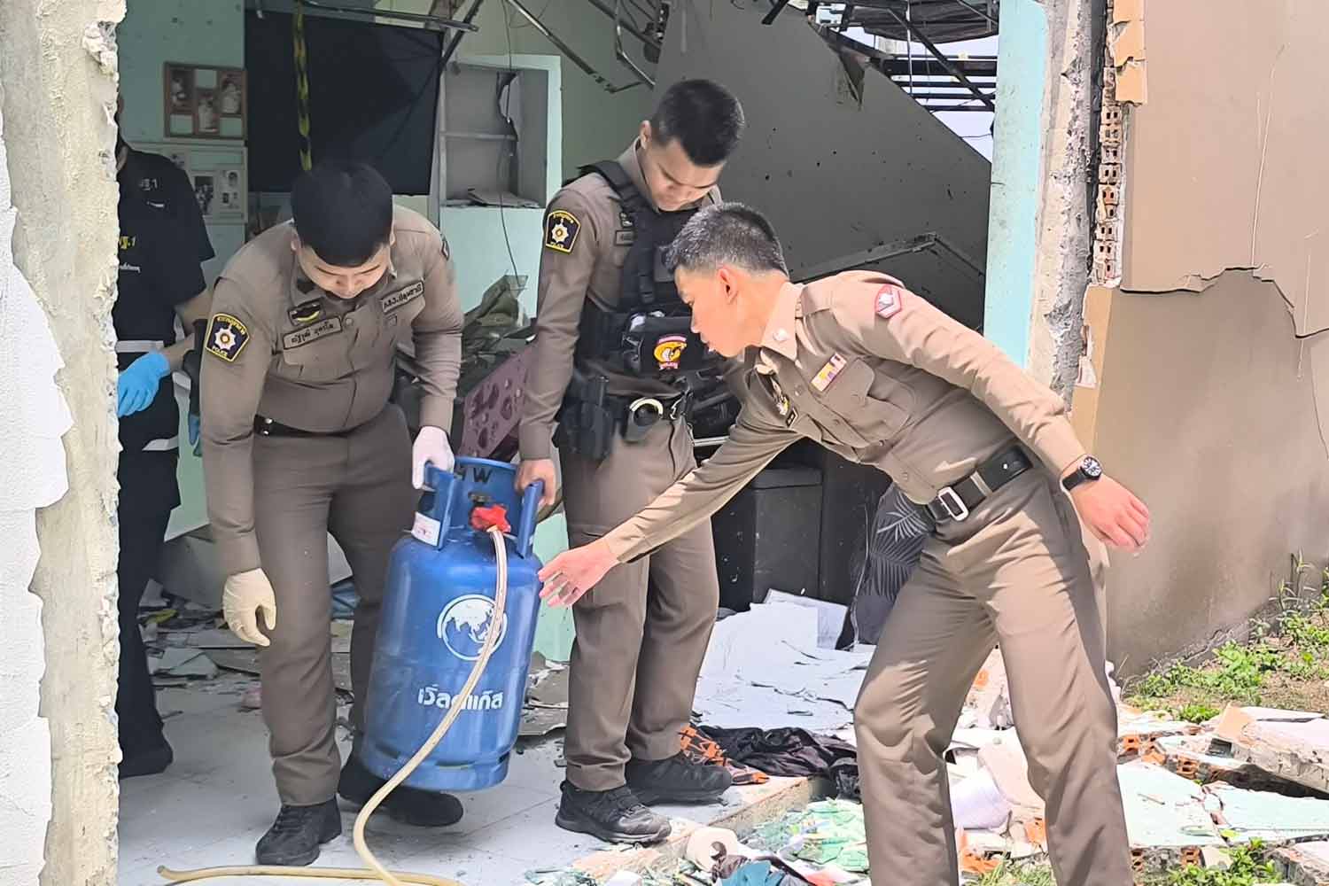 Bangkok Post - Cooking gas explosion damages estate townhouses