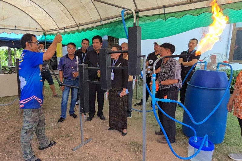 Decha Chansri demonstrates to local officers and residents how use a simple tool to convert plastic waste to fuel. (Photo: Chakkrapan Natanri)