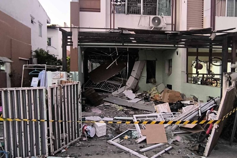 Bangkok Post - Cooking gas explosion damages estate townhouses