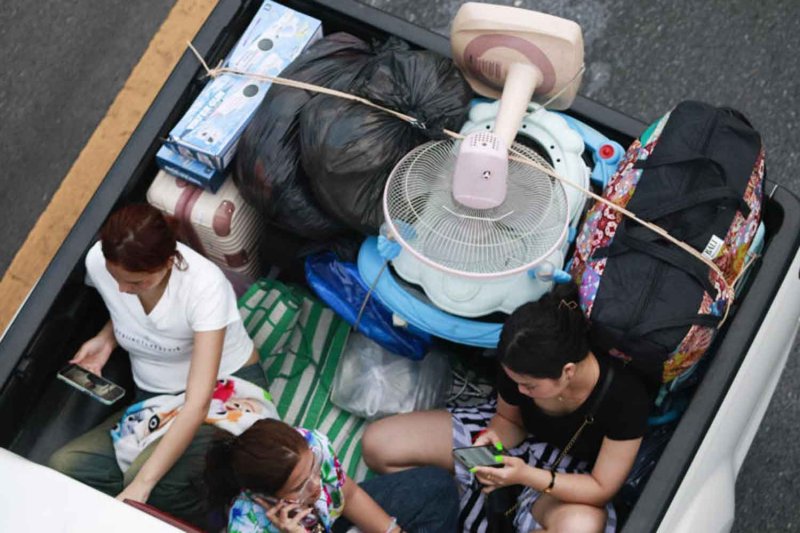 People travelled on a pickup truck along Phahon Yothin Road in Pathum Thani province during the Songkran festival last year. (Pattarapong Chatpattarasill)