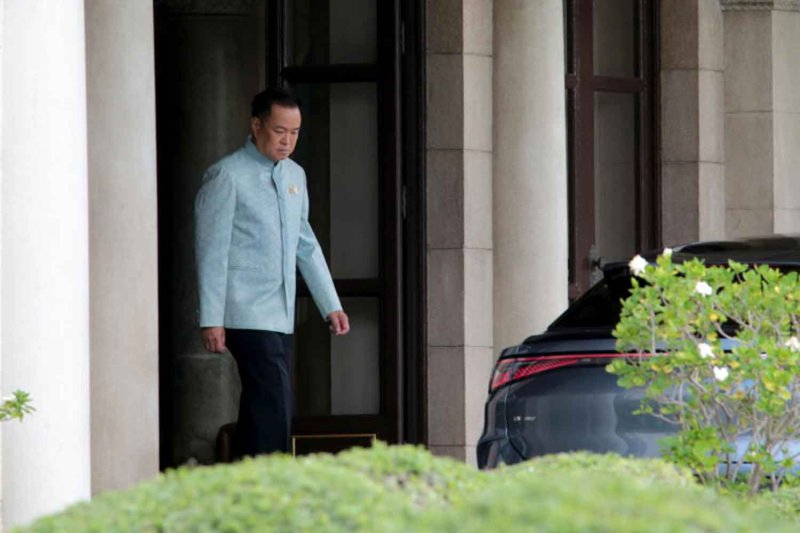 Prime Minister Anutin Charnvirakul is leaving Government House after reviewing the qualifications of cabinet ministerial nominees on Monday. (Photo: Chanat Katanyu)