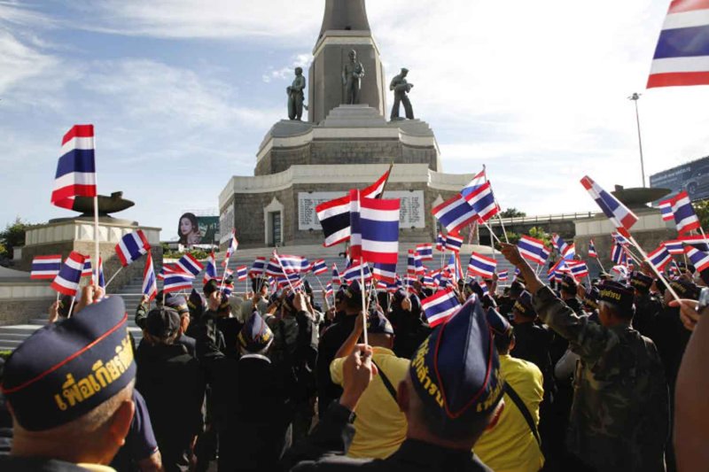 War veterans at Victory Monument in August last year honour soldiers who defended the country during border clashes with Cambodia. (Photo: Pattarapong Chatpattarasill)