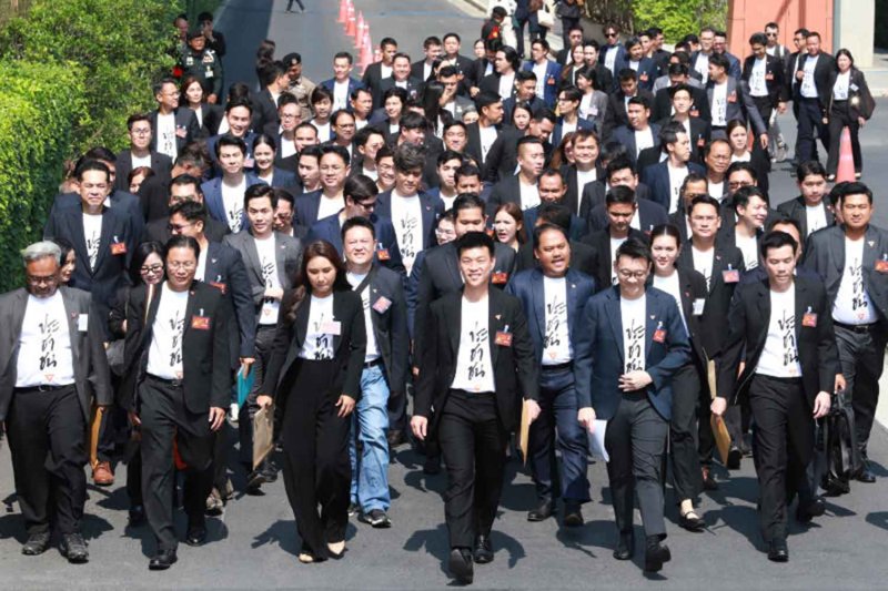 People’s Party MPs arrive at parliament to formally register as members of the 27th House of Representatives on Marchh 9. (Photo: Apichart Jinakul)