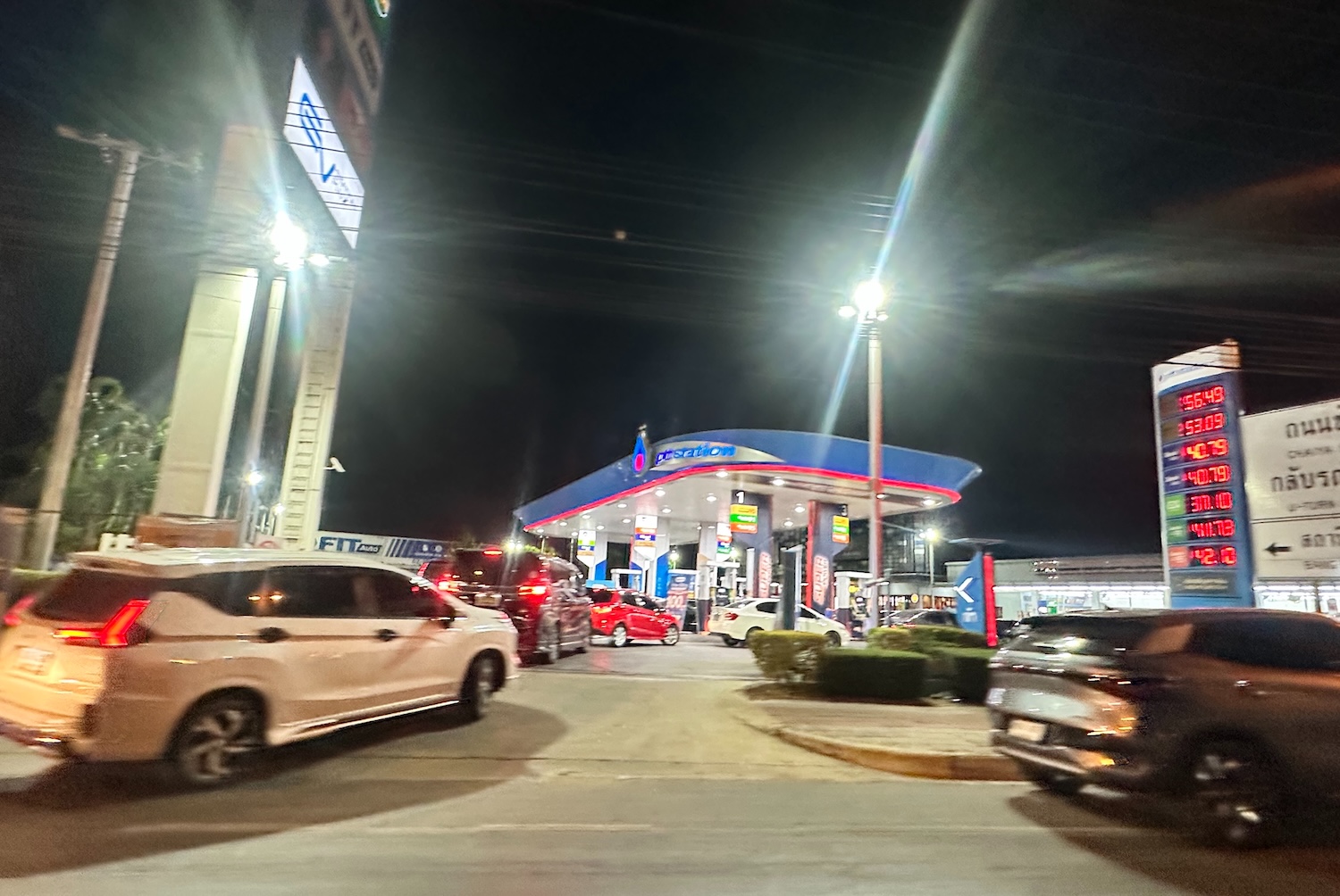 Cars queue at a PTT service station on Ratchaphruek Road in Bangkok on Wednesday night. (Photo: Nannalin Tiengtae)