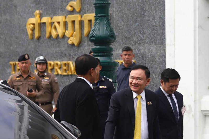 Thaksin Shinawatra arrives at the Supreme Court on Sept 9 last year to hear the ruling on his controversial stay at Police General Hospital. (Photo: Nutthawat Wichieanbut)