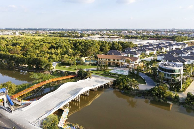 An aerial view of the Supalai Prima Villa Rangsit Klong 3 housing project, with the SISB International School Rangsit campus located to the right.