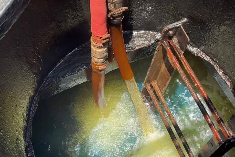 A still from the clip shows diesel fuel being transferred at sea to a Cambodian vessel. (Photo: Song Khmer 'ส่องเขมร' Facebook Page)