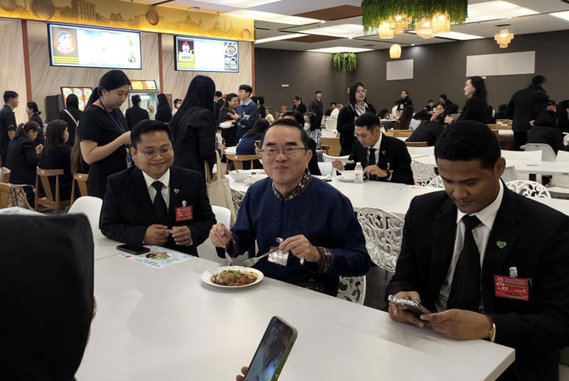 Dr Warong Dechgitvigrom, a Thai Pakdee party-list MP, eats lunch in parliament’s cafeteria on March 25. He has campaigned for the food allowance for lawmakers to be cancelled, arguing it a waste of taxpayers’ money. (Photo: Chanat Katanyu)
