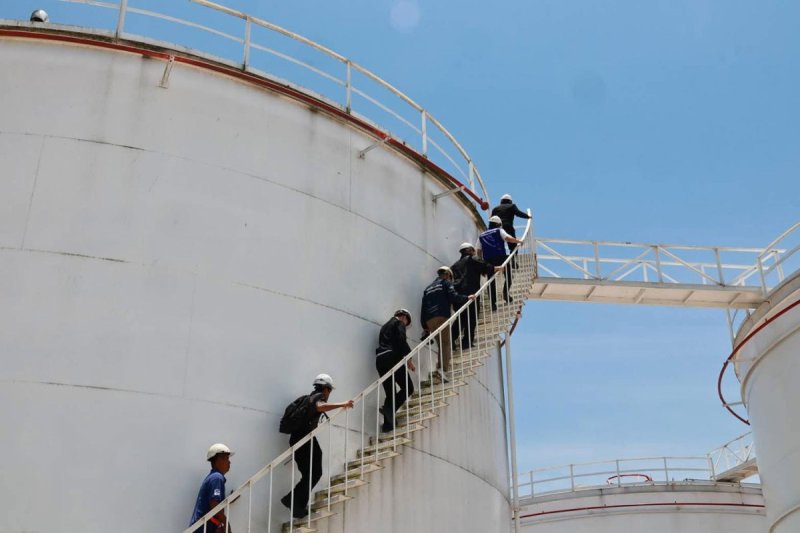 Prime Minister Anutin Charnvirakul addresses the media following a high-level meeting with energy and security agencies on Friday, announcing evidence of alleged oil hoarding and price manipulation and ordering the Department of Special Investigation to launch a special probe. (Photo: Minister of Justice)