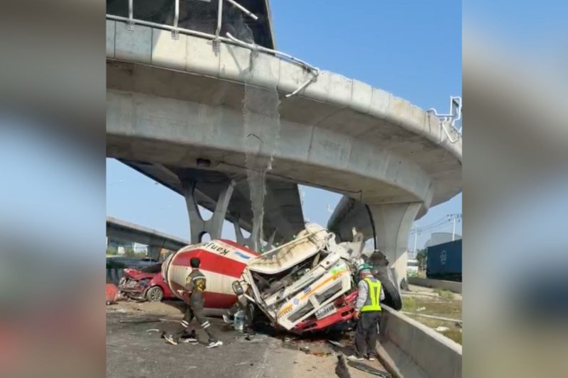A ten-wheel cement mixer was found badly mangled and blocking two lanes after falling from a U-turn bridge on Bangna-Trat road. (Photo: ruamkatanyufoundation)