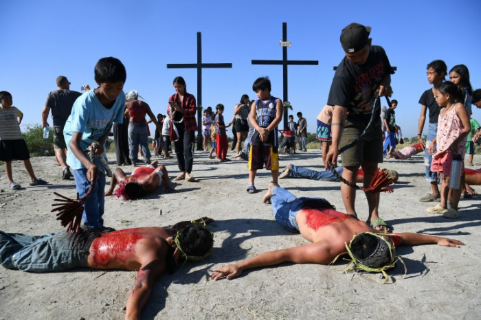 Braving high fuel costs, Filipinos flock to crucifixion spectacle
