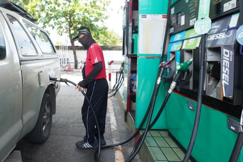 An attendant fills a customer’s fuel tank at a petrol station in Bangkok's Thung Khru district on April 1. (Photo:Wutsuttipong Podpai)
