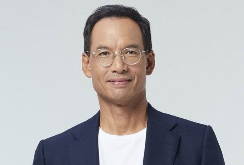 Democrat Party deputy leader Korn Chatikavanij says the government needs to stop “timidly” seeking donations from oil refiners, but instead rely on its fact-finding experts to determine whether refinery margins are excessive. (Photo: Democrat Party)