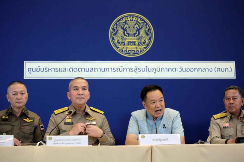 Prime Minister Anutin Charnvirakul, second from right, leads a press briefing on April 3, pledging a firm crackdown on oil hoarders. Chanat Katanyu
