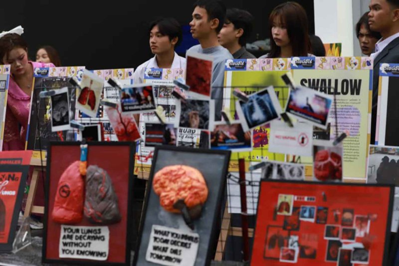 Campaign items are on display at the Thai Health Promotion Foundation’s educational forum on e-cigarettes held at Siamscape, Bangkok, on March 14. Apichart Jinakul