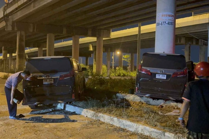 The two Toyota Alphard vans after the crash in Bang Lamung district, Chon Buri, on Saturday night. (Photos: Amporn Sangkaew)