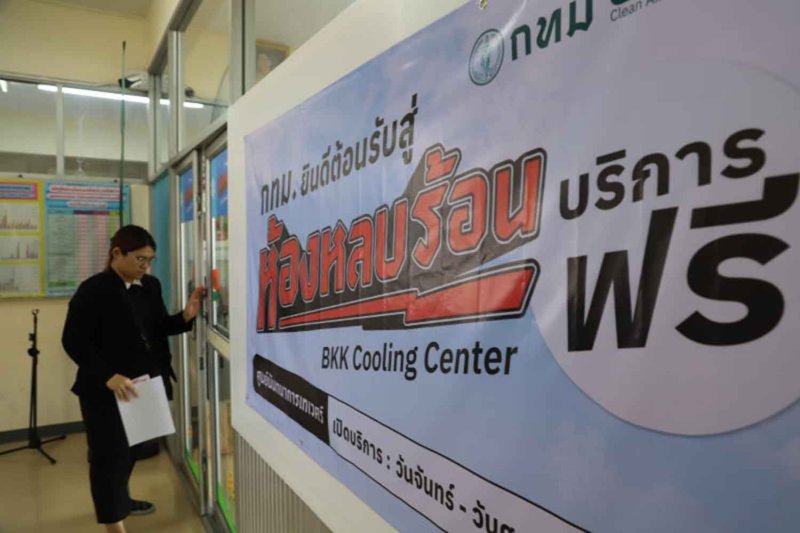 A man walks into one of Bangkok’s 304 “cooling centers” on March 16, as the Bangkok Metropolitan Administration rolled out relief measures to help residents cope with the extreme heat. (Photo: Apichart Jinakul)