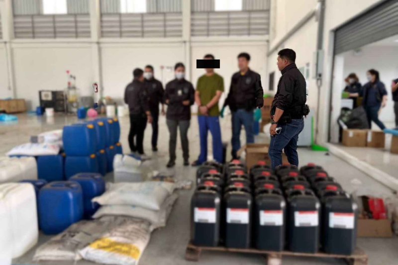 Drug suppression police arrest a Chinese suspect at an illegal chemical plant in Bang Bo district, Samut Prakan, on Saturday, and seize chemicals used to make the illegal vape drug known as "zombie pods". (Photo: Narcotics Control Board)